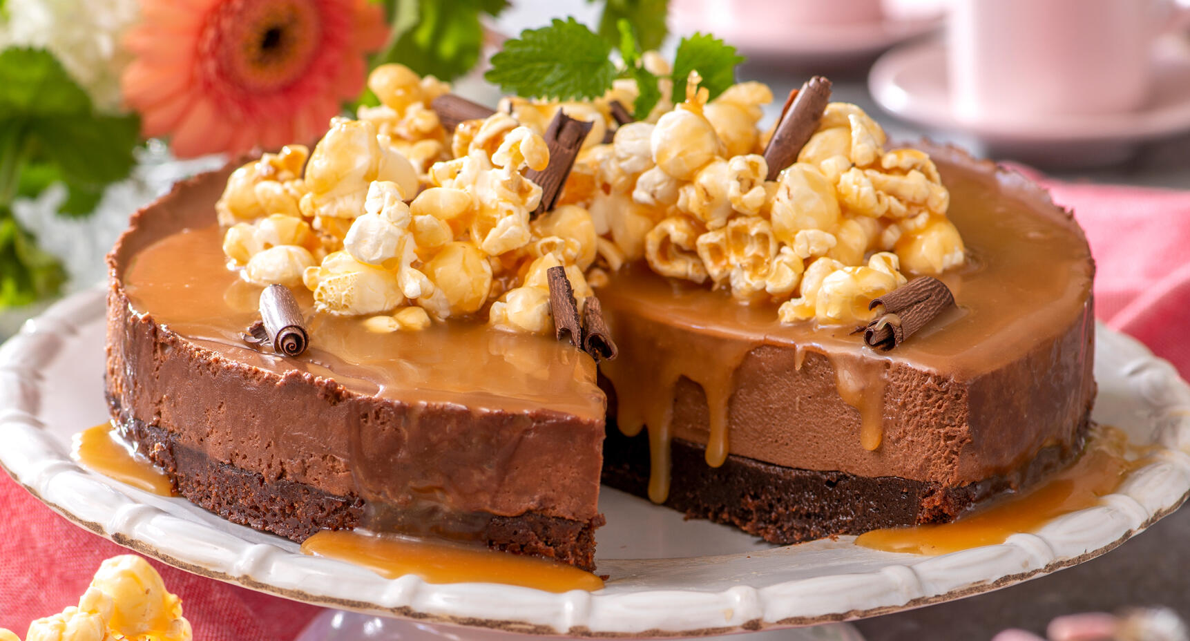 Chokladmoussetårta med salt karamellsås