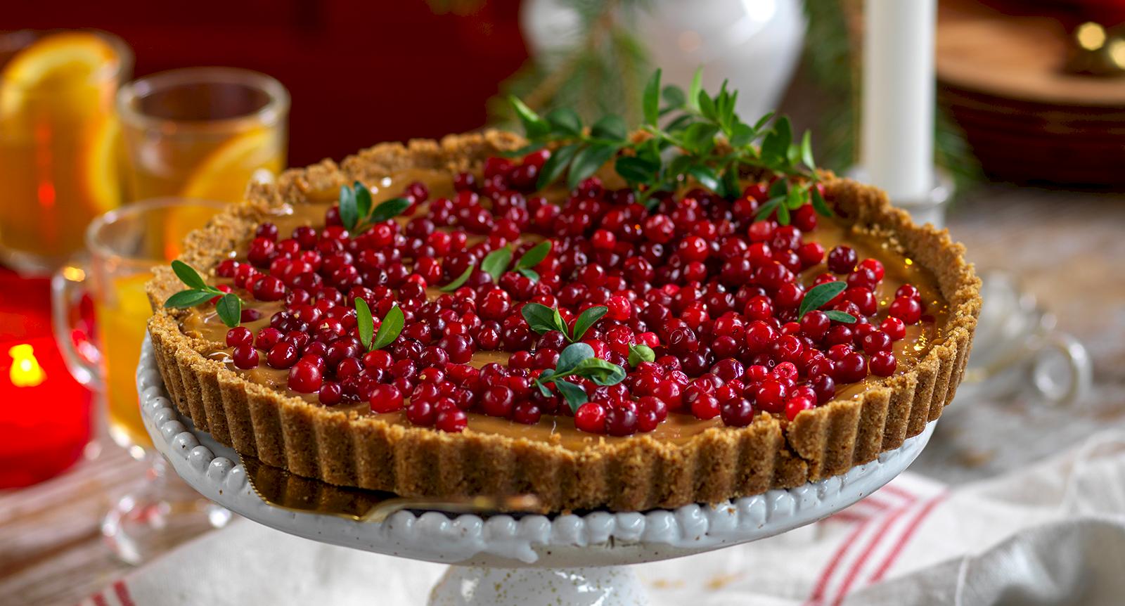 Pepparkakspaj med kola och lingon