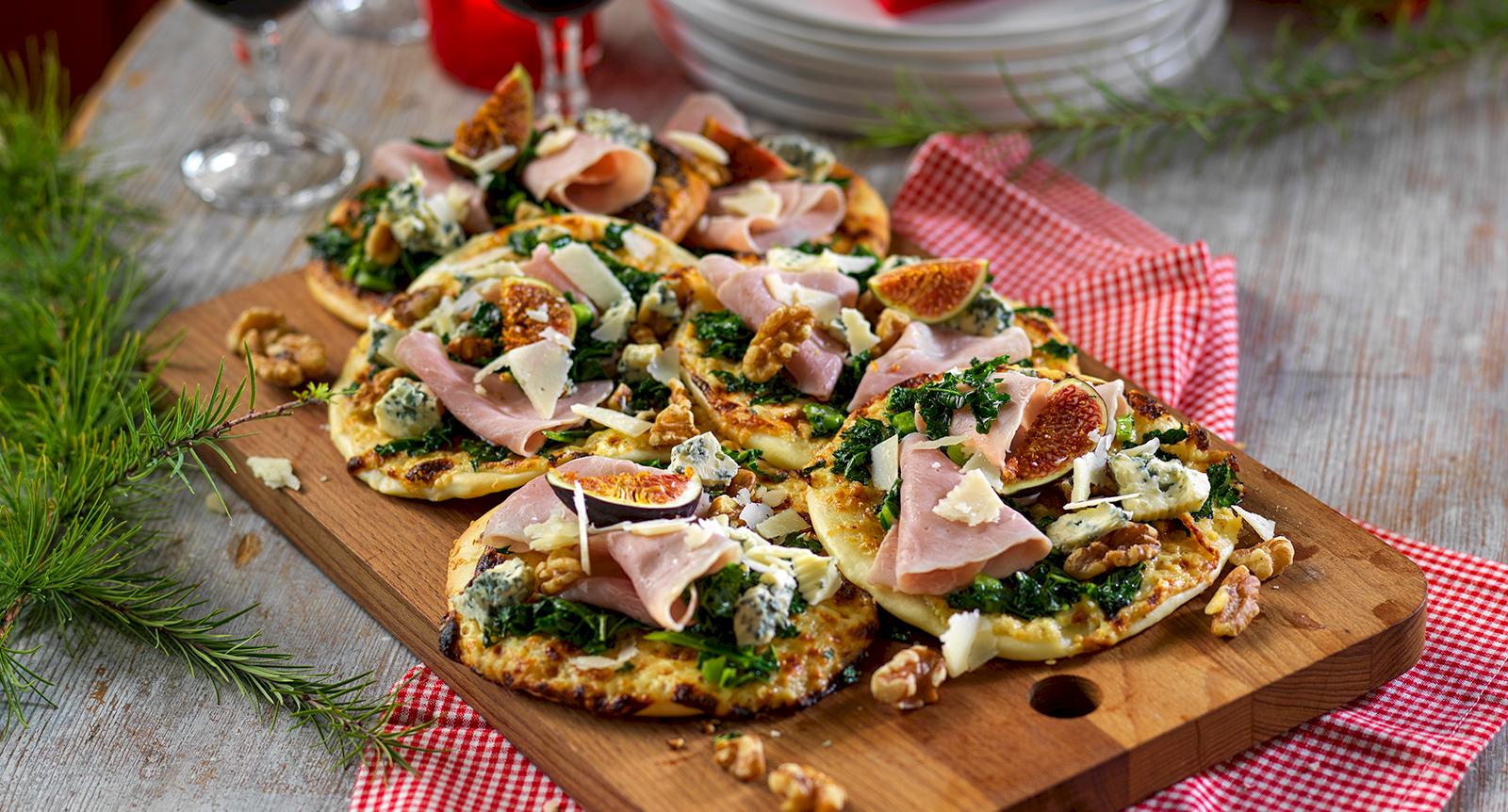 Pizza med julskinka, ostkräm och fikon