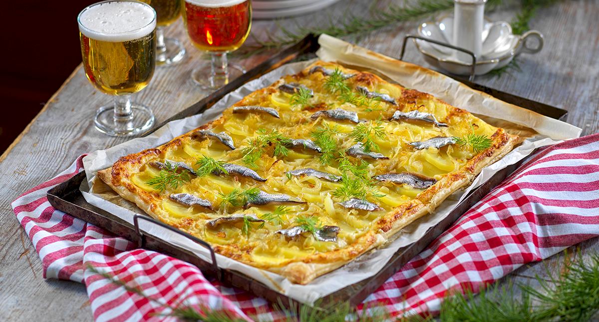 Smördegspizza med potatis och ansjovis
