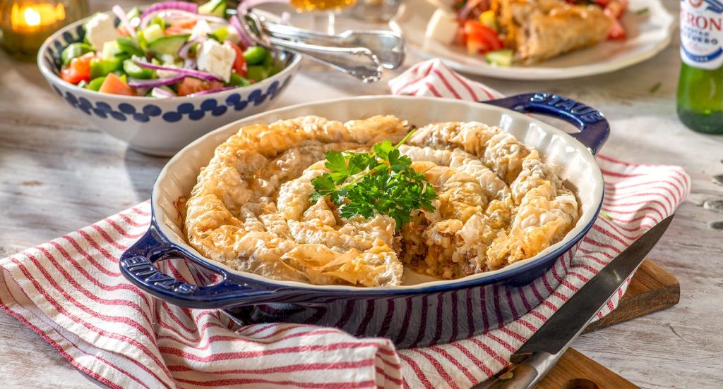 Burek gjord på filodeg, köttfärs och potatis.