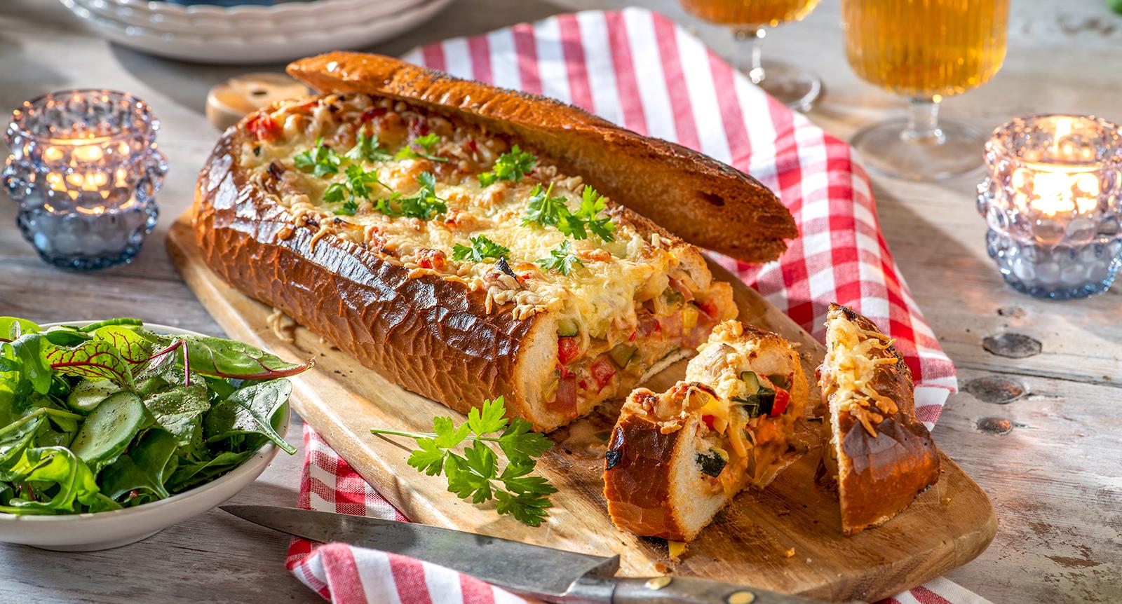 Fyllt franskbröd med bacon och mozzarella