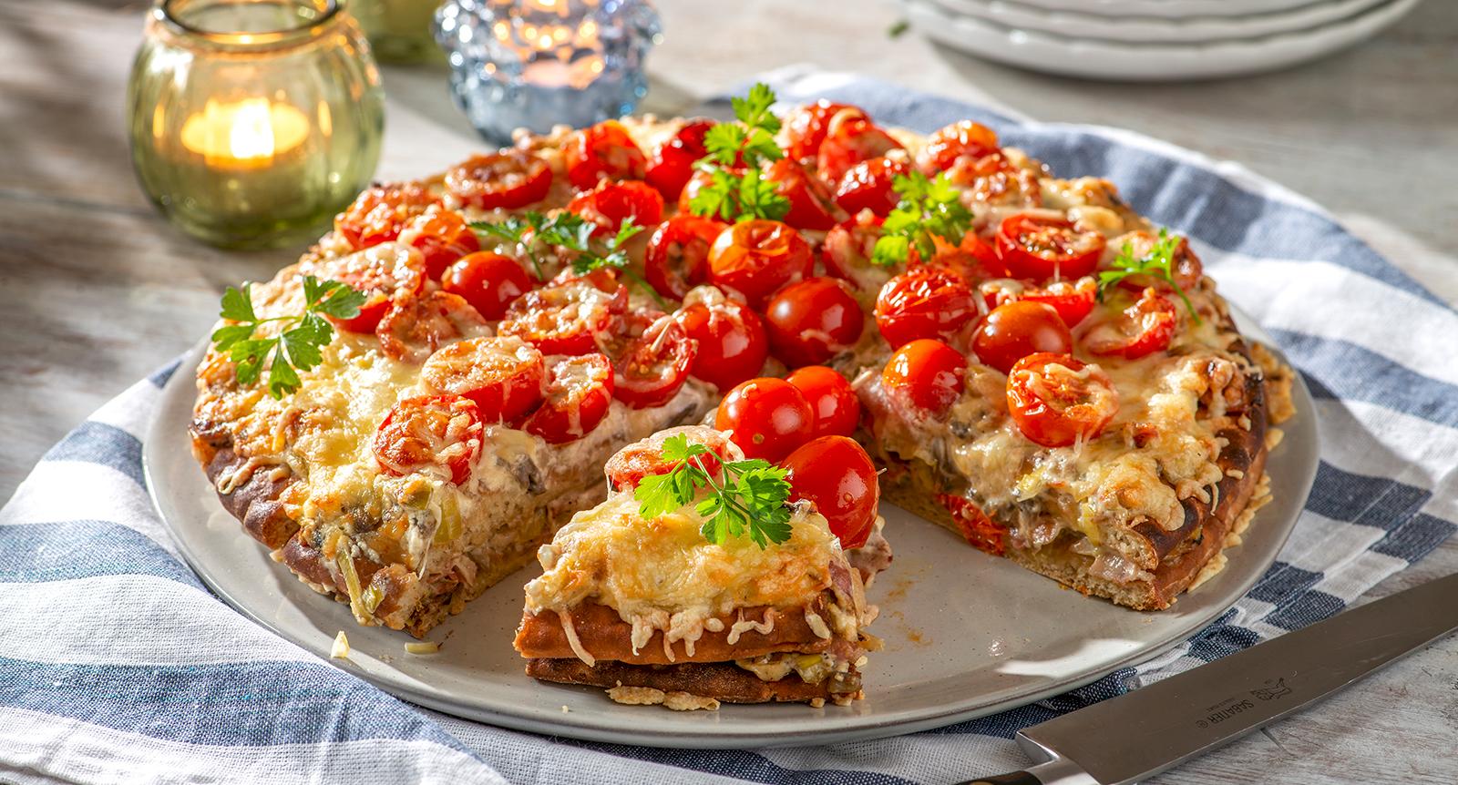 Varm smörgåstårta med bacon och champinjoner