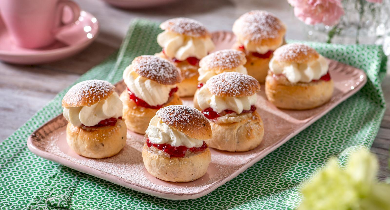 Cheesecakesemlor med sylt och färskostfyllning
