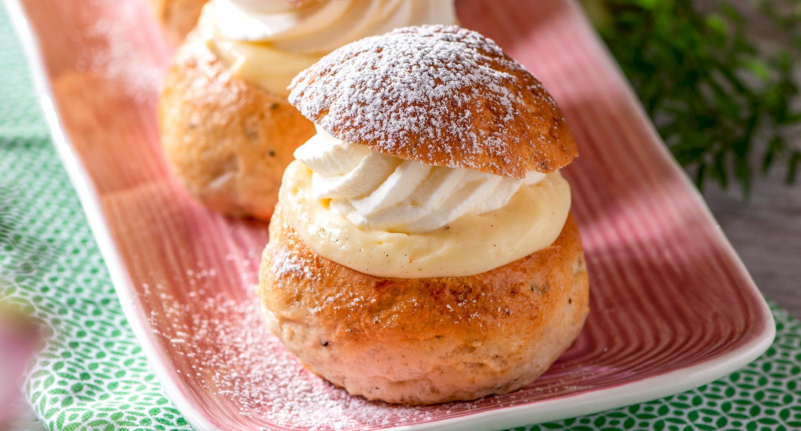 Glutenfria semlor med vaniljkräm