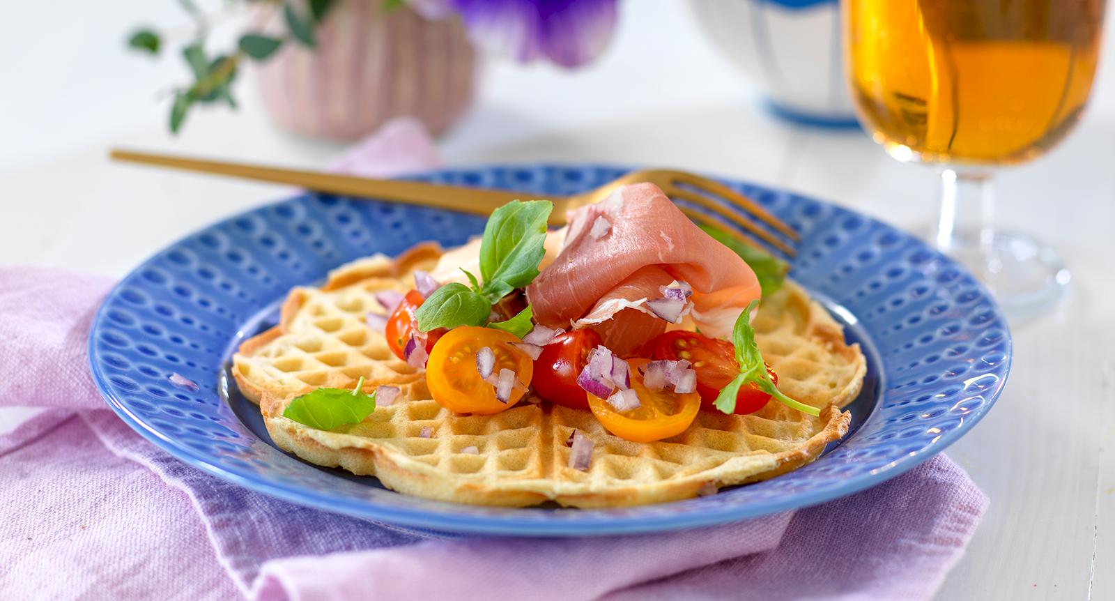 Halloumivåffla med lufttorkad skinka