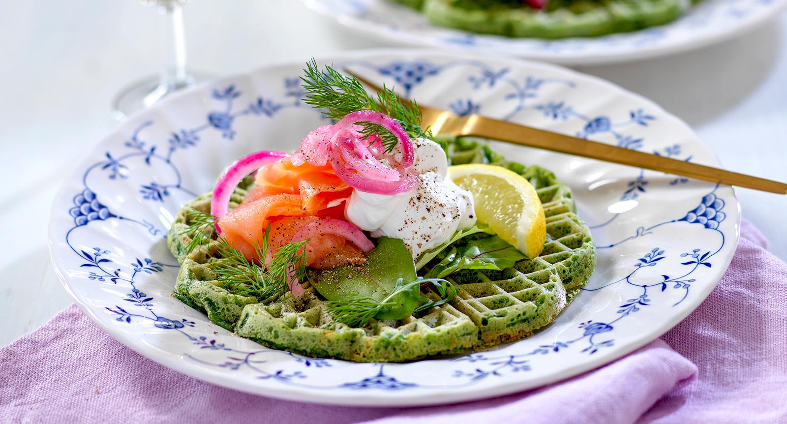 Matiga spenatvåfflor med kallrökt lax