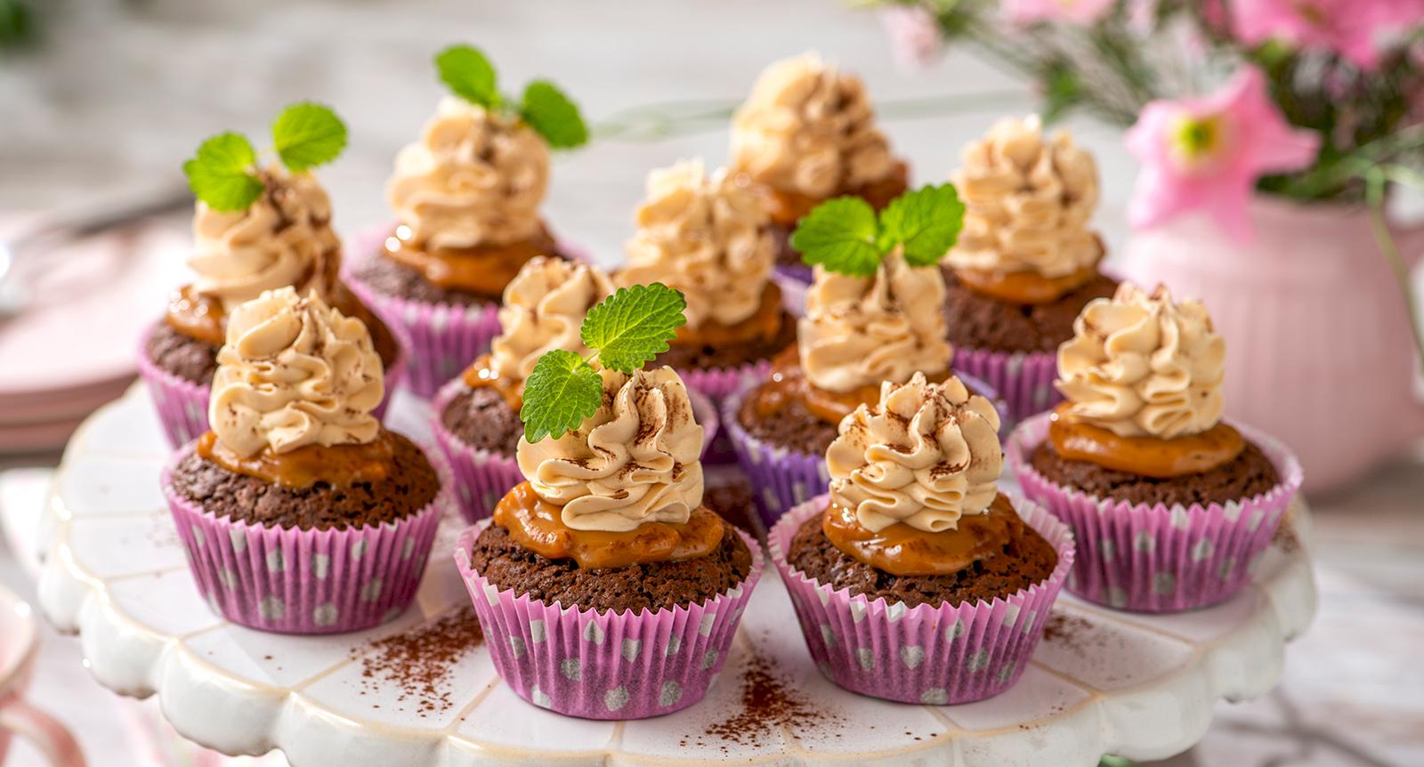 Chokladmuffins med marängsmörkräm och karamell