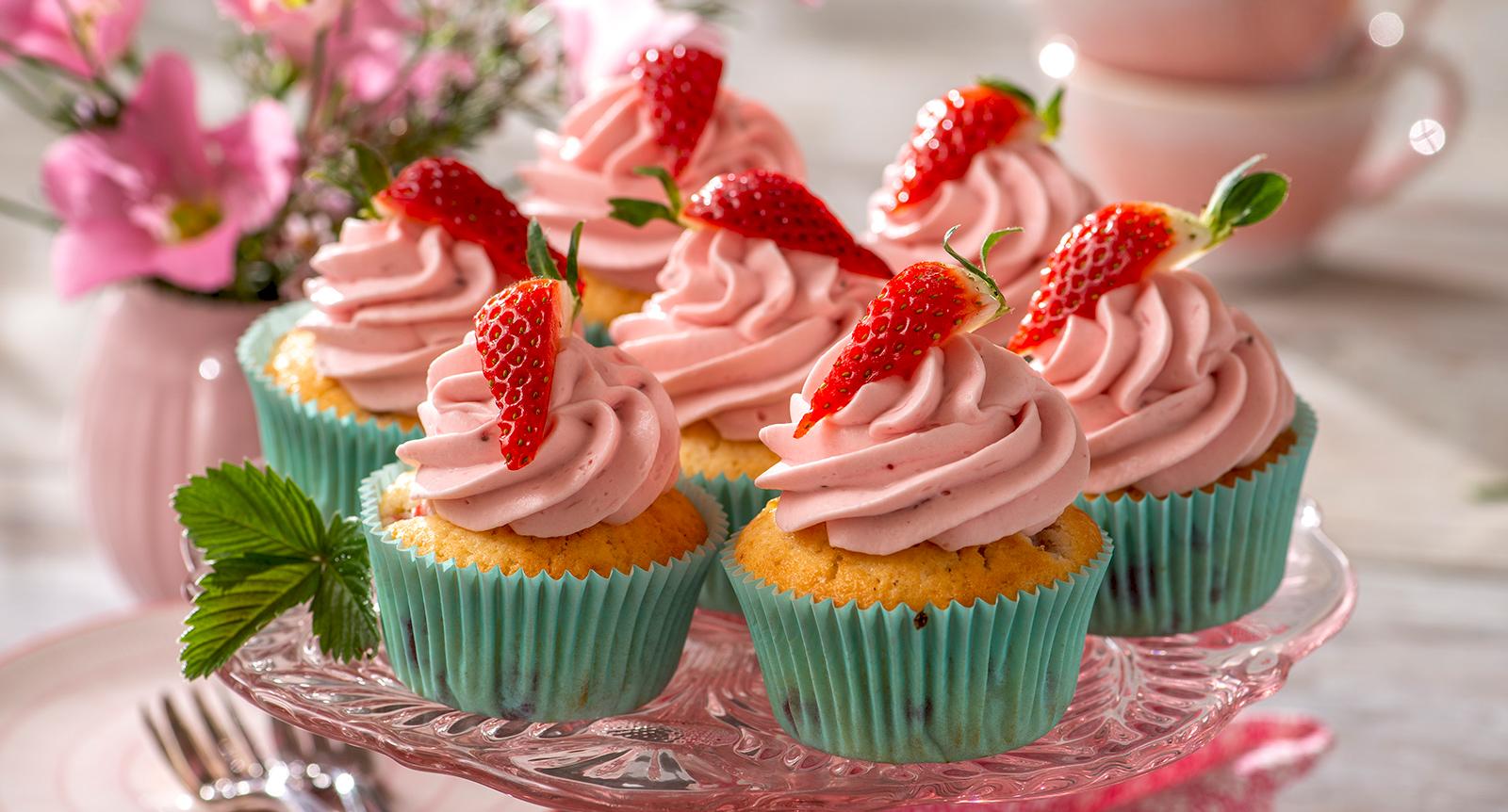 Glutenfria jordgubbsmuffins med rosa frosting