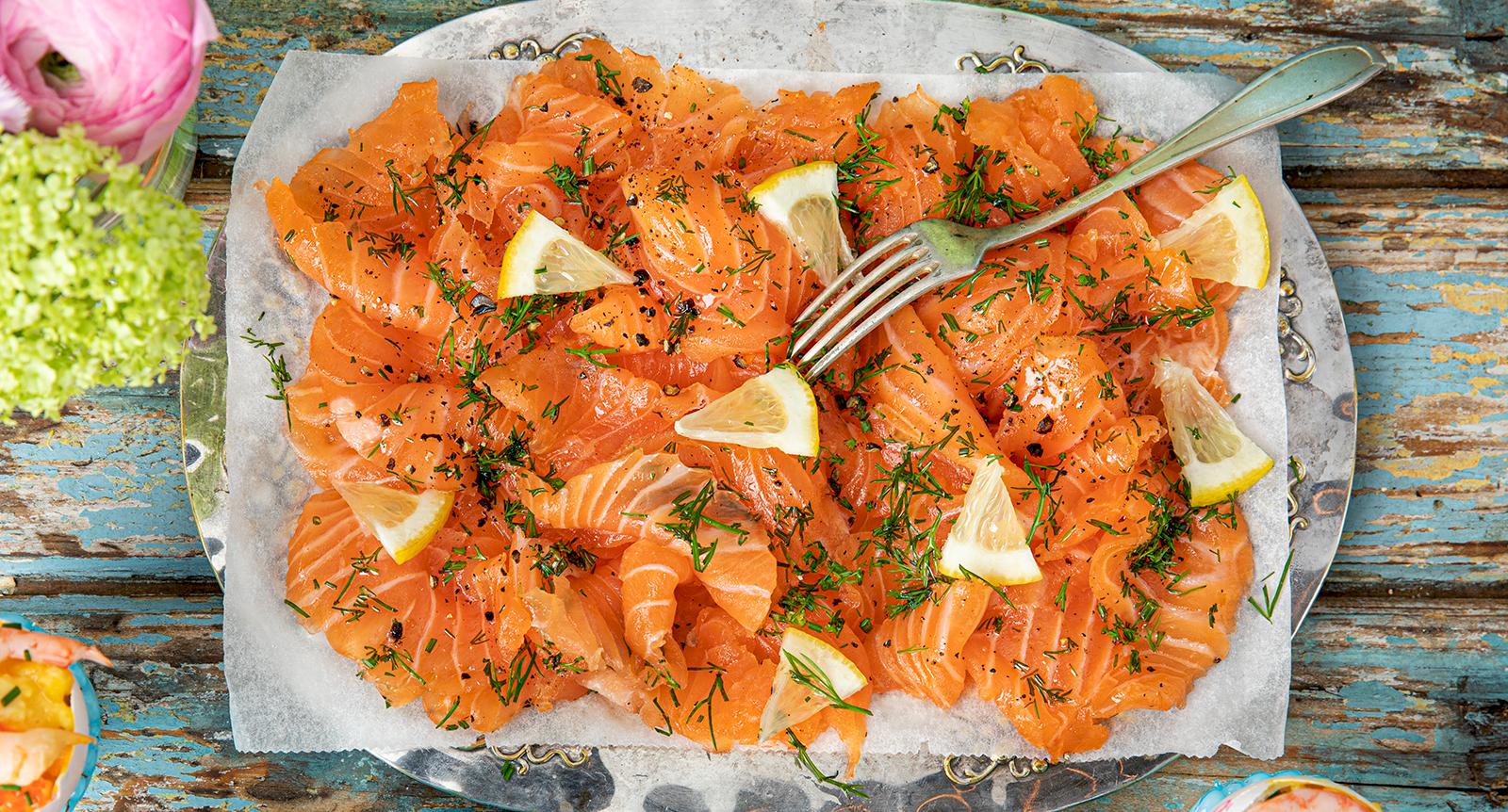 Gravad salmalax med stenbitsrom och crème fraiche