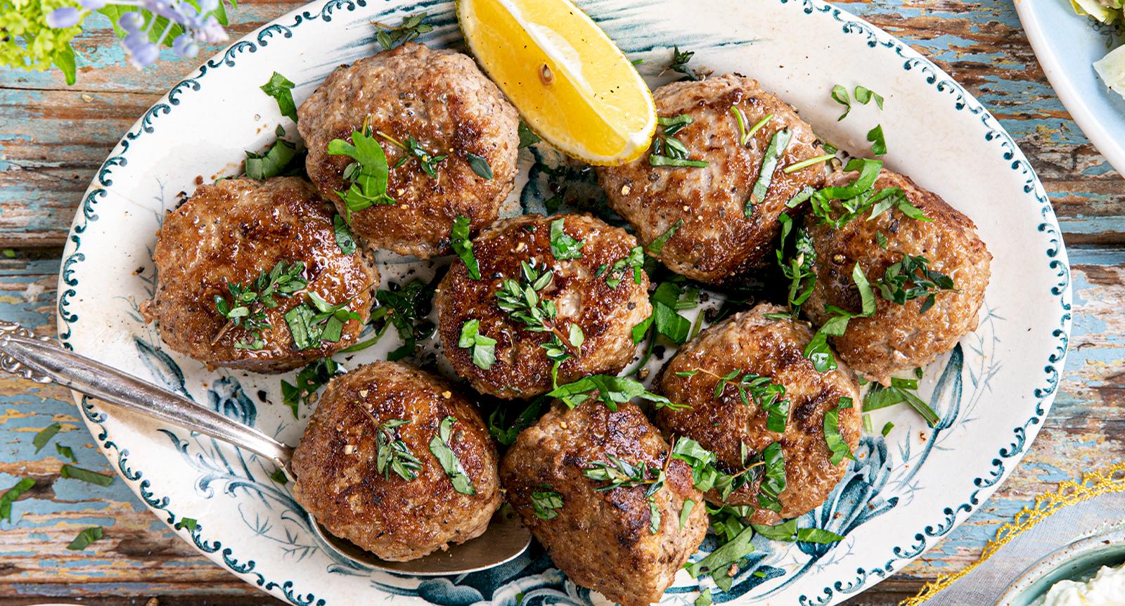 Lammfärsbiffar med fetaostkräm och picklad rödlök