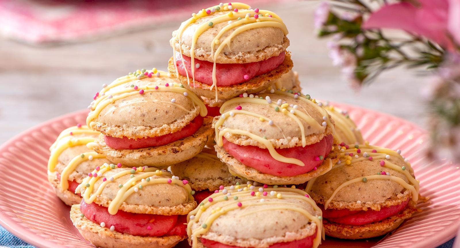 Frasiga makroner med hallonsmörkräm och vit choklad