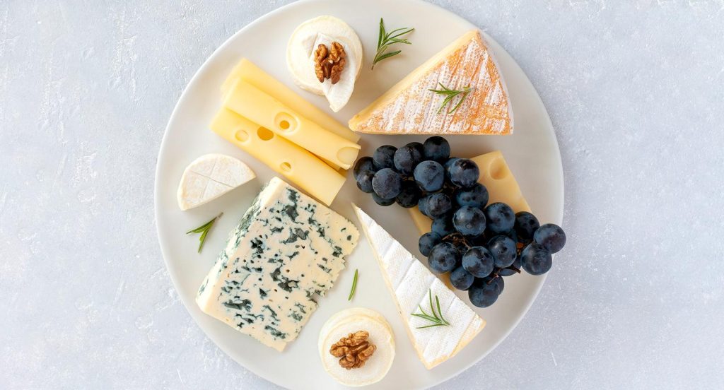 Olika sorters ost på ett fat.