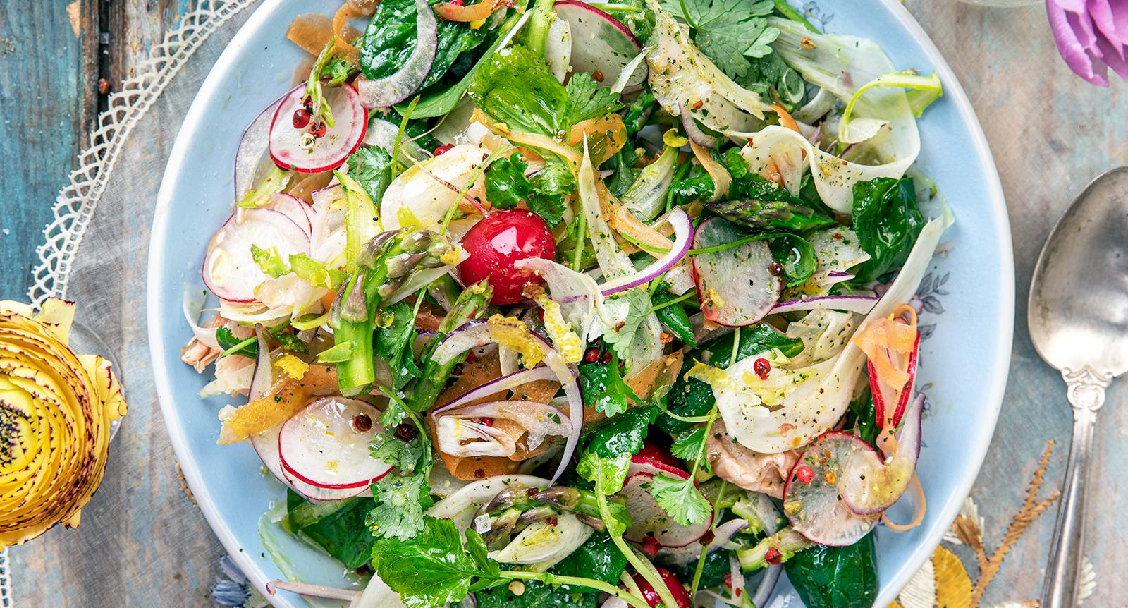 Sparrissallad med fänkål och rädisor