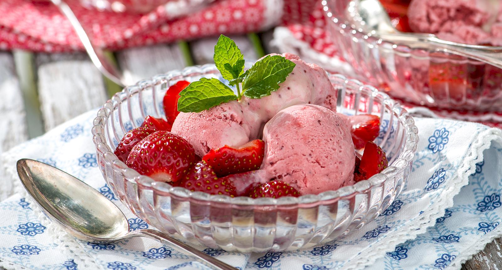 Jordgubbsglass med vit chokladsås