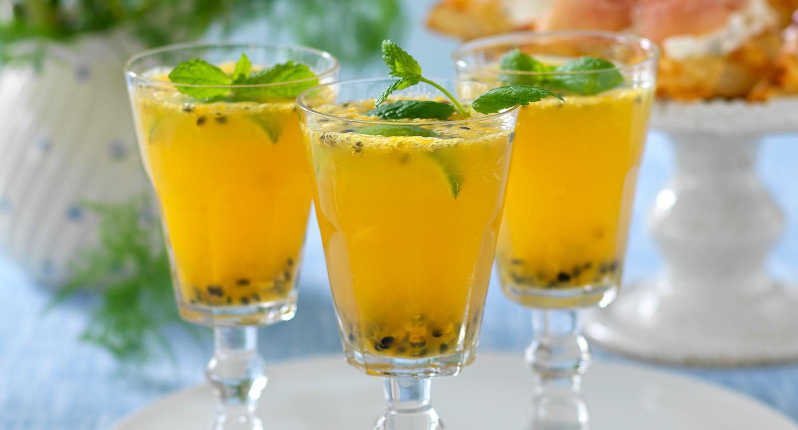 Tropisk passionfruktsdrink med rom