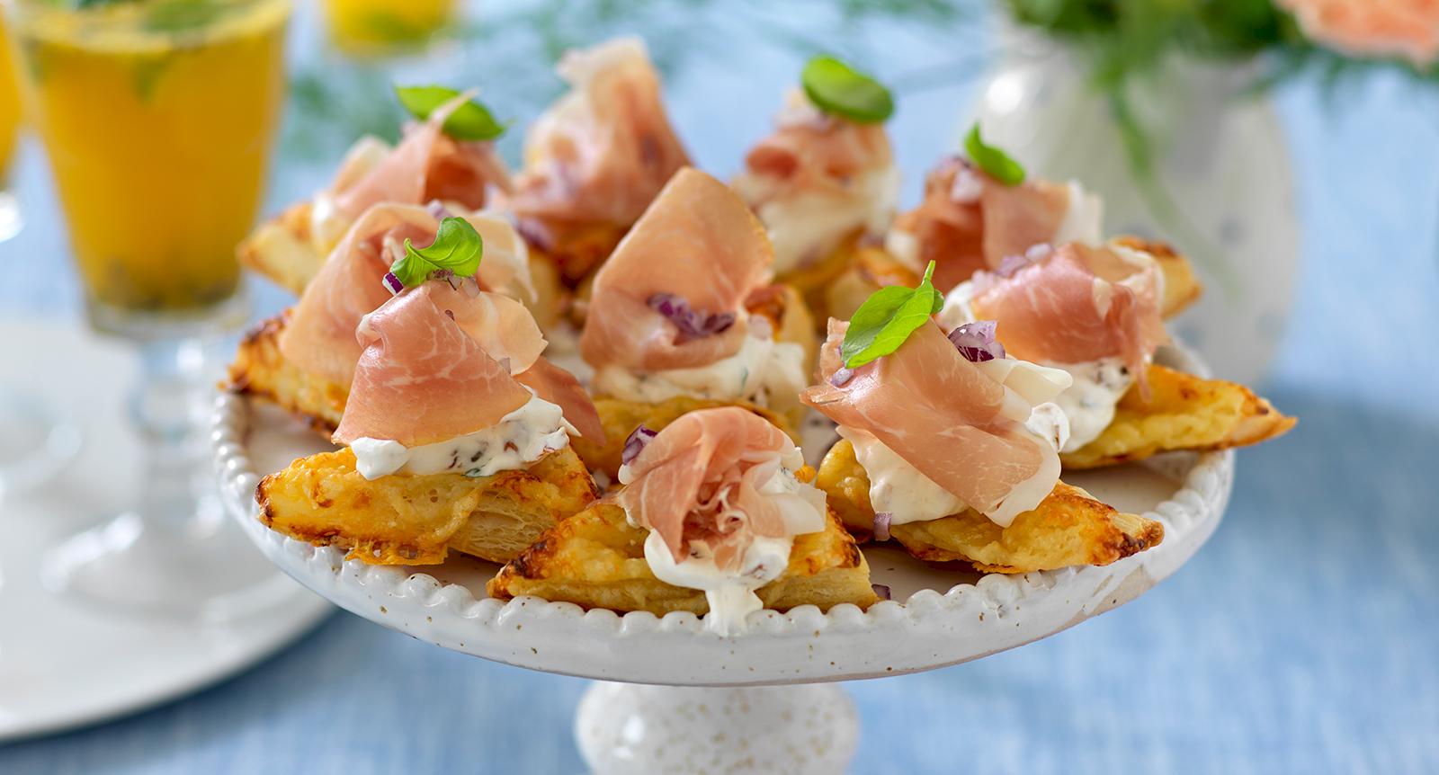 Smördegssnittar med soltorkad tomat och lufttorkad skinka