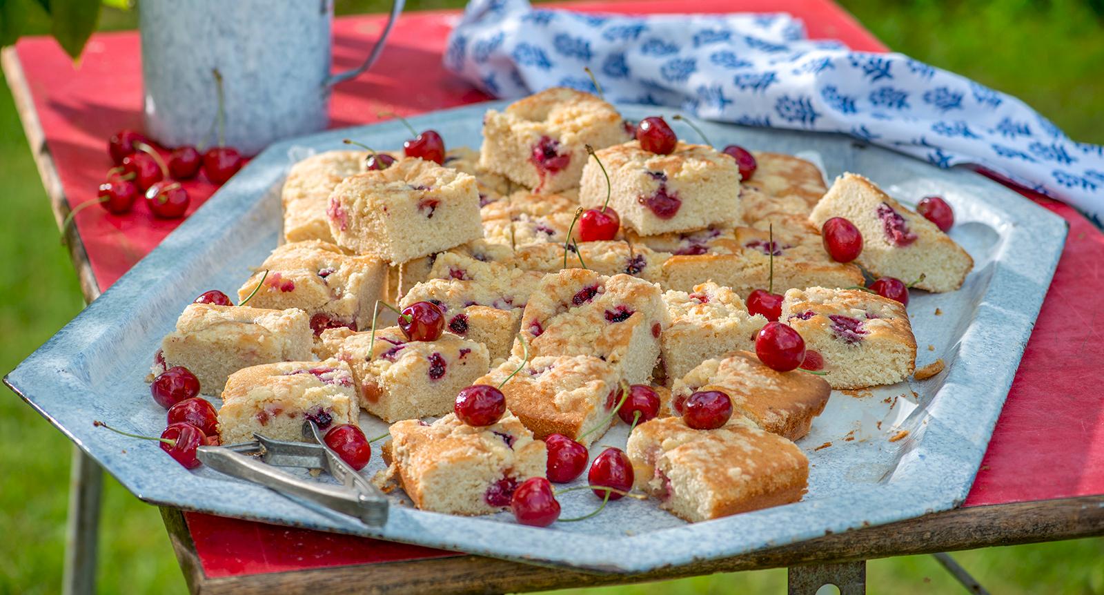 Körsbärsrutor med frasigt täcke