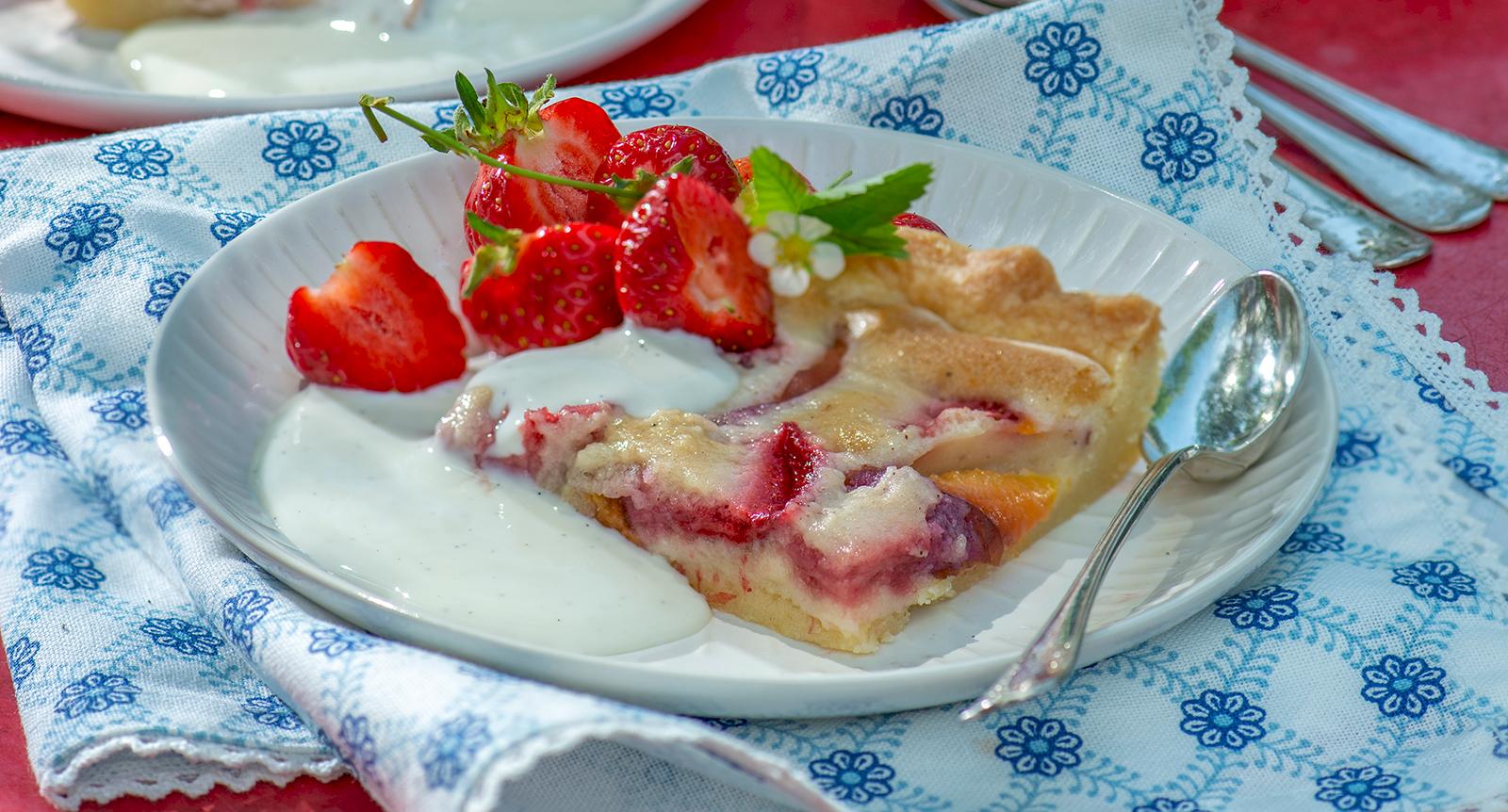 Nektarin- och jordgubbspaj i långpanna