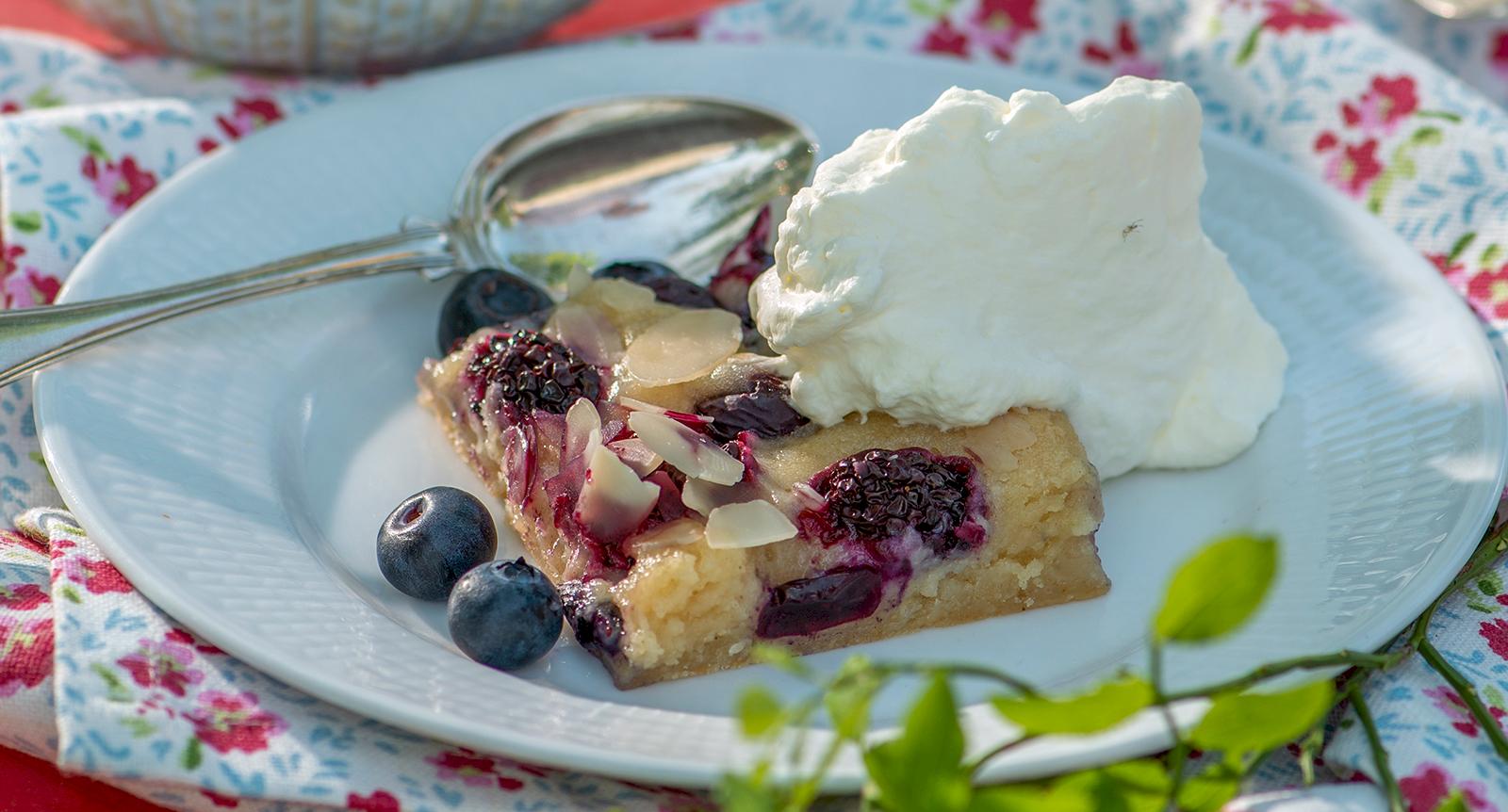 Långpannekaka med vit choklad och blåa bär