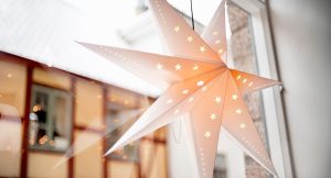 Så får du adventsstjärnan att hänga rakt: 3 smarta knep