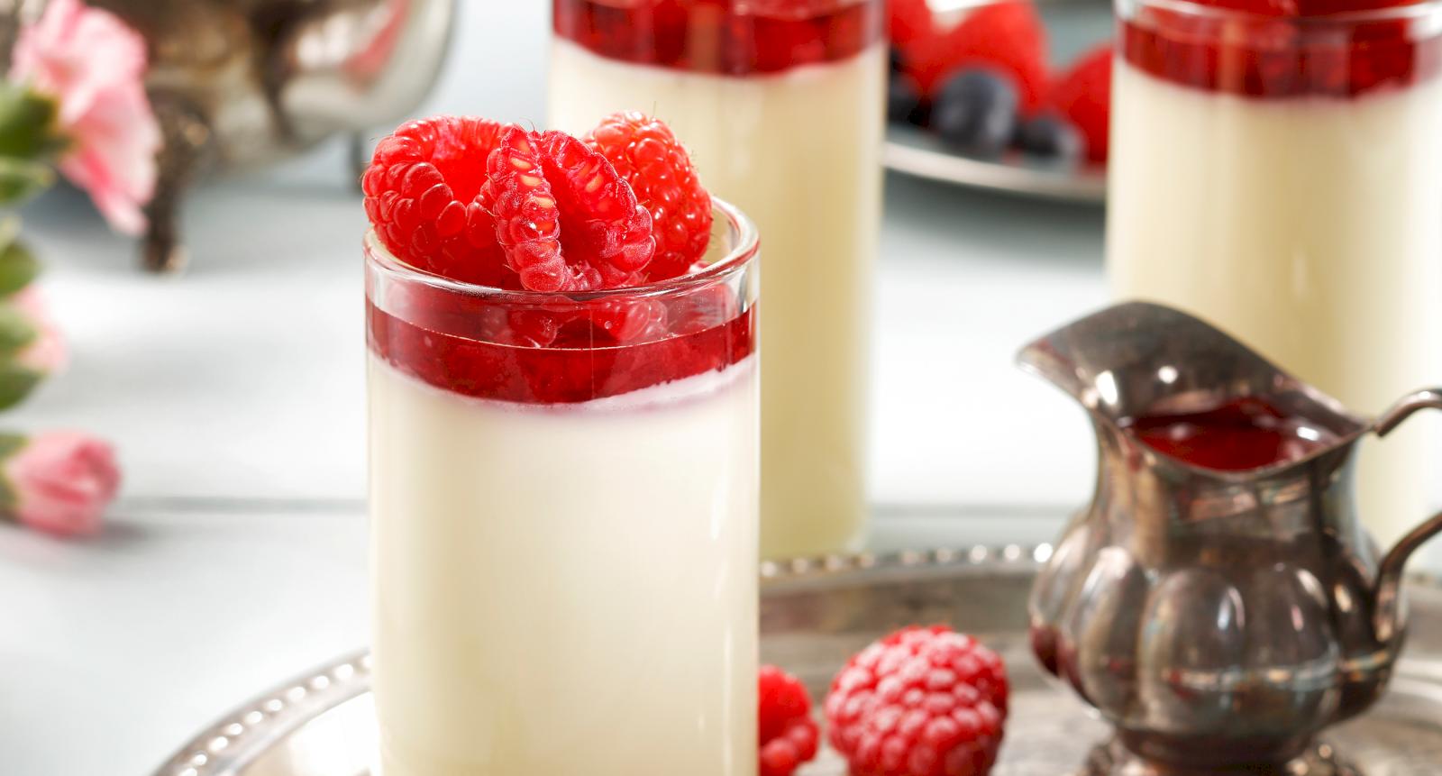 Vaniljpannacotta med hallonsås