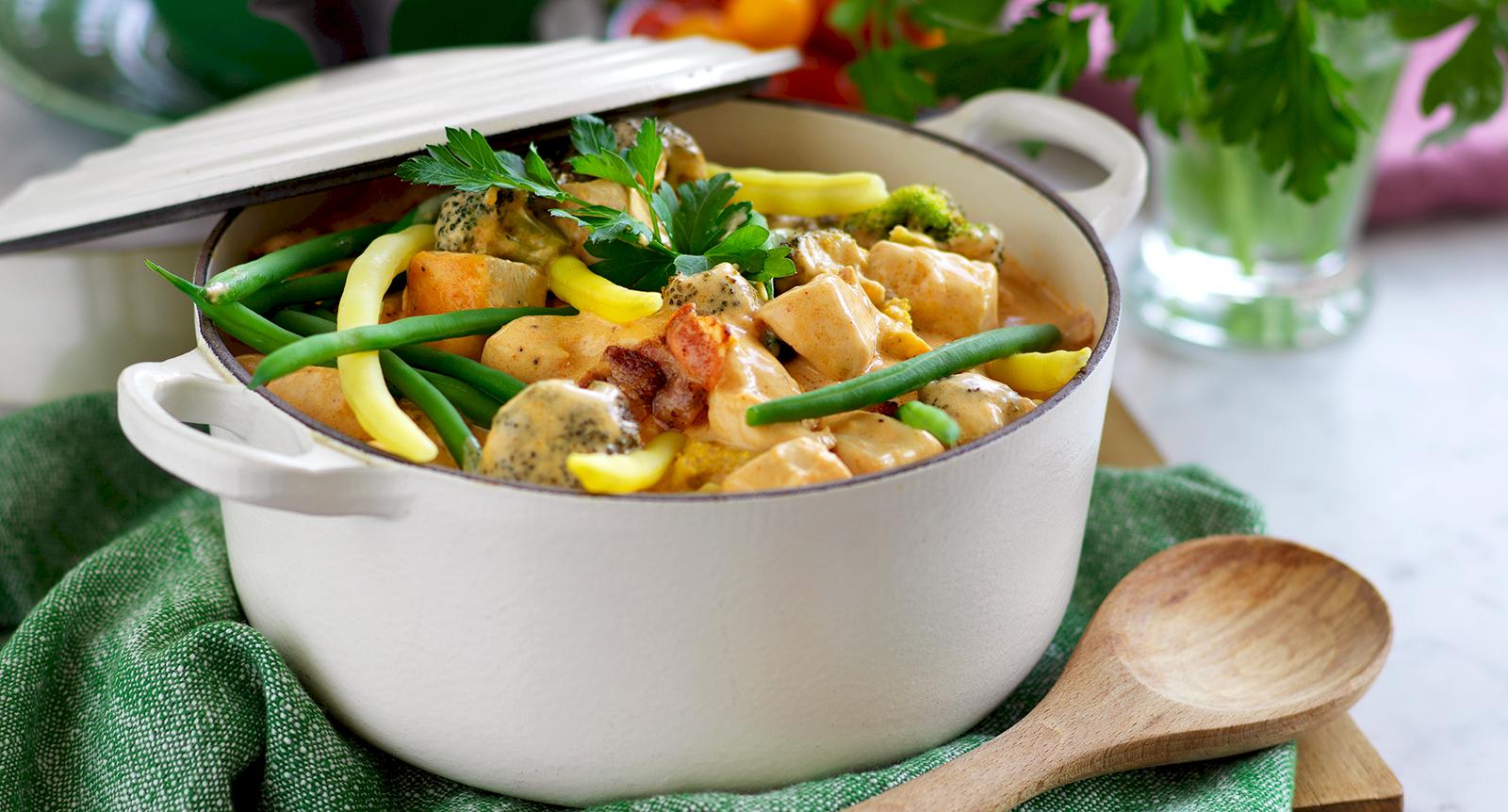 Kycklinggryta med grönsaker, bacon och krämig senapssås