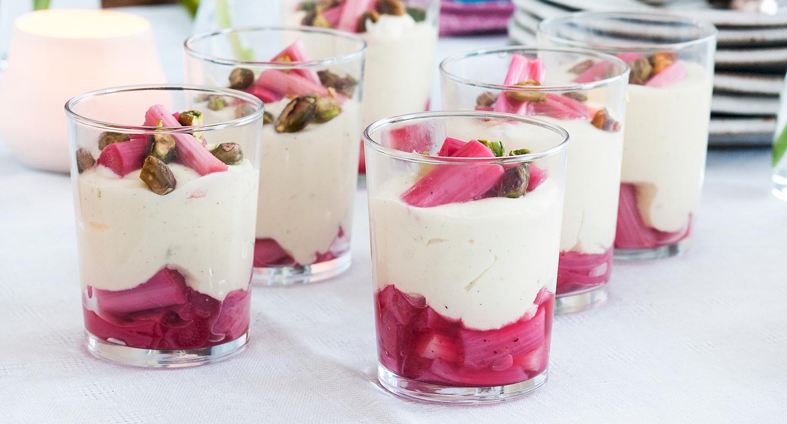 Vit chokladmousse med lime och vaniljkokta rabarber