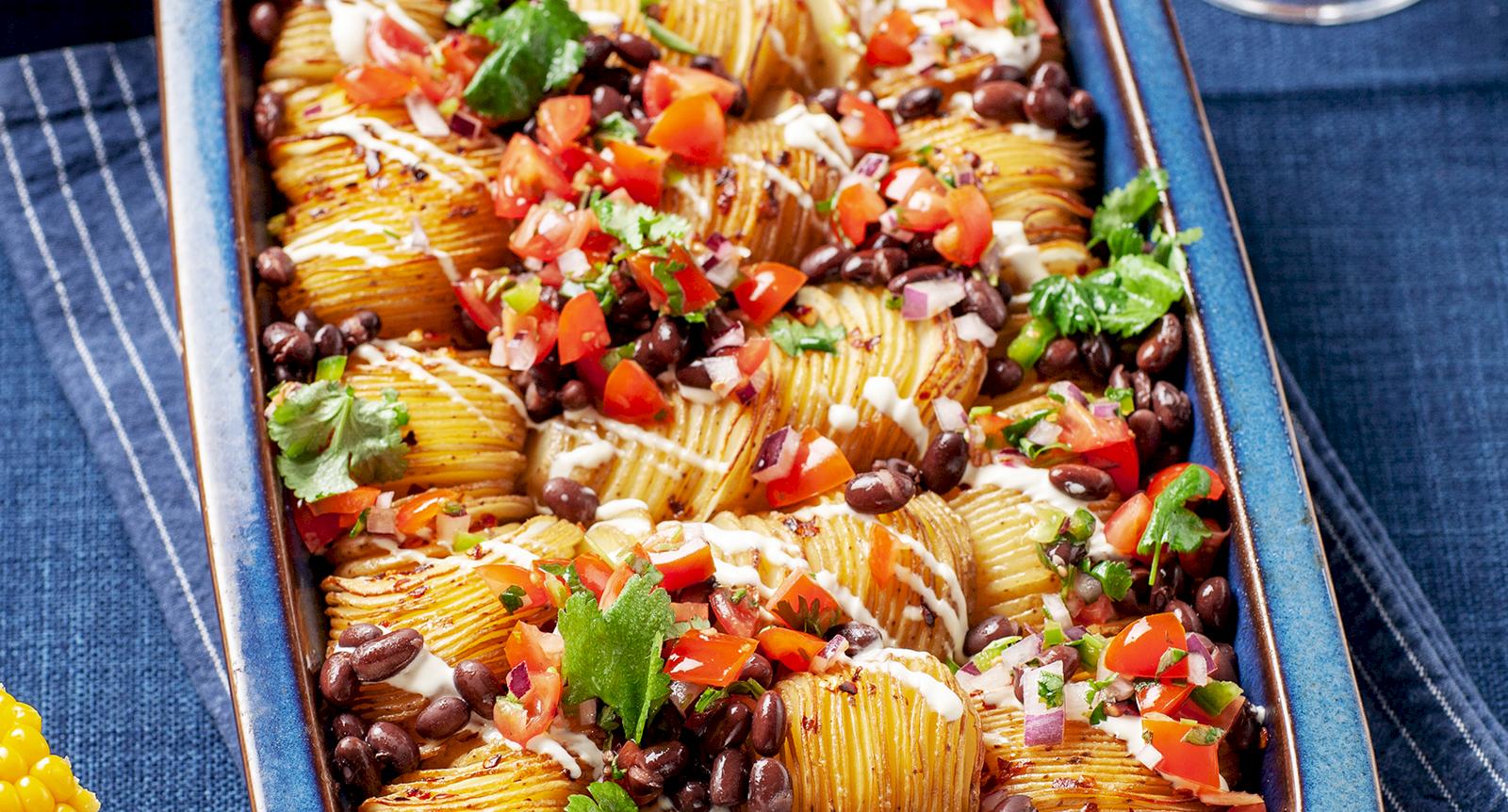 Dominopotatis med bönor och pico de gallo