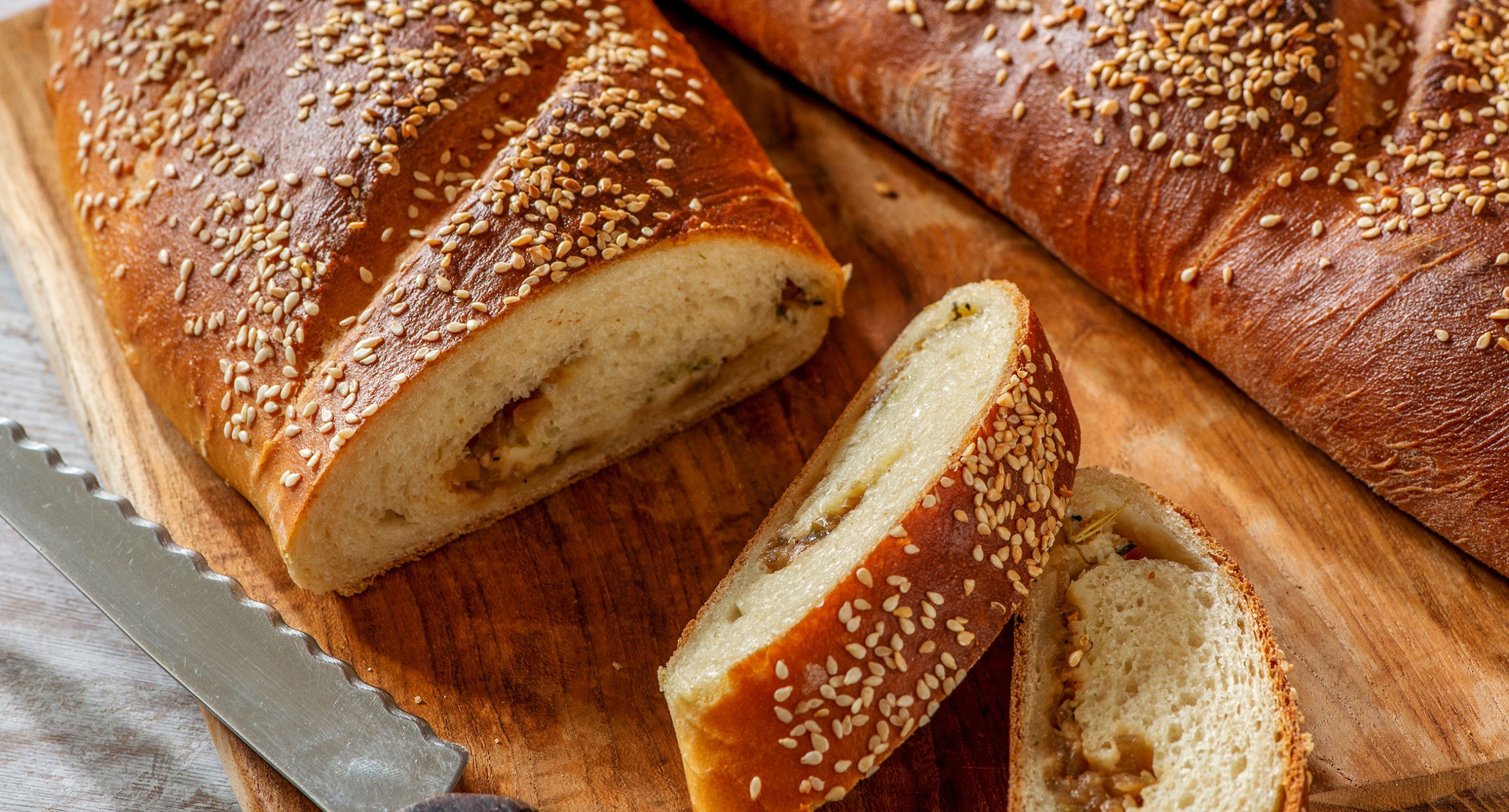 Fyllt bröd med karamelliserad lök och cheddar