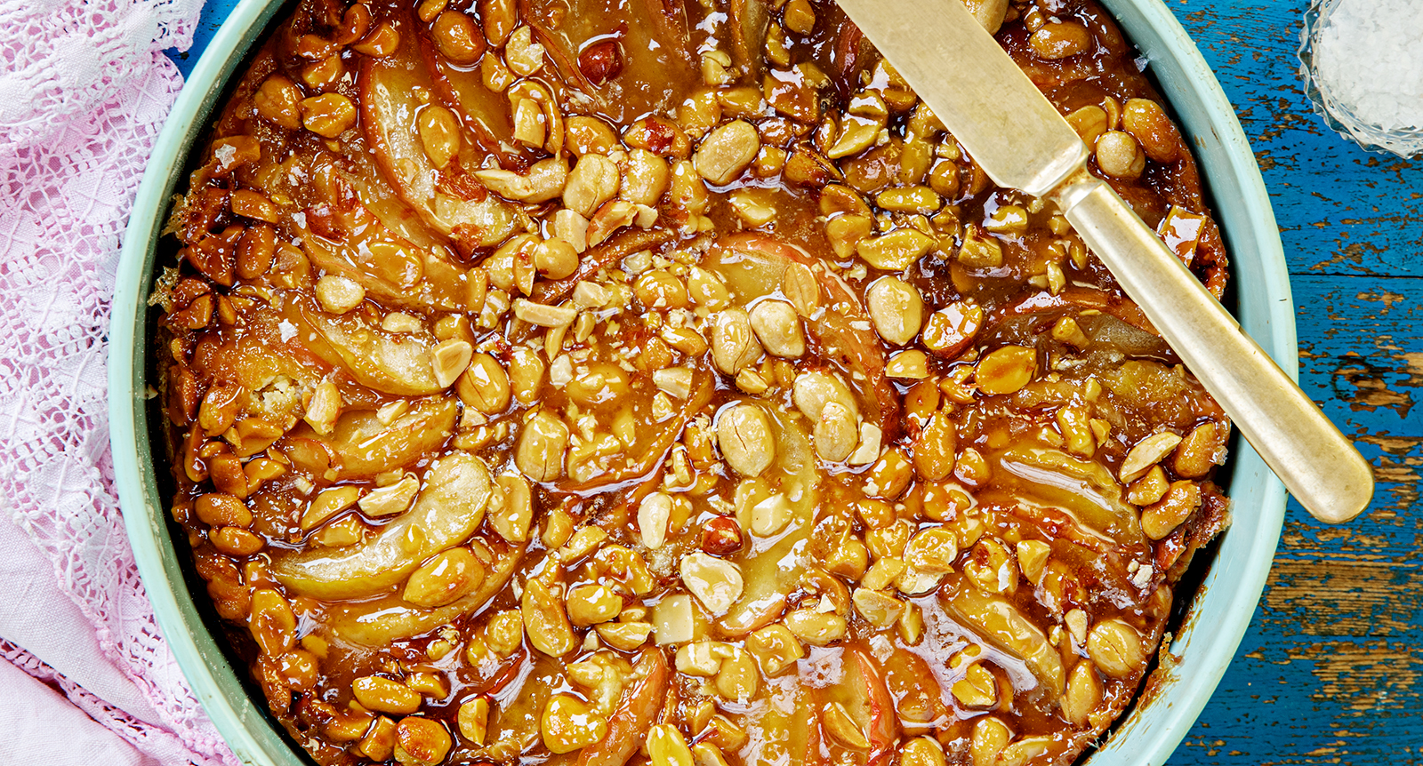 Äppelkaka med knäckig jordnötstosca