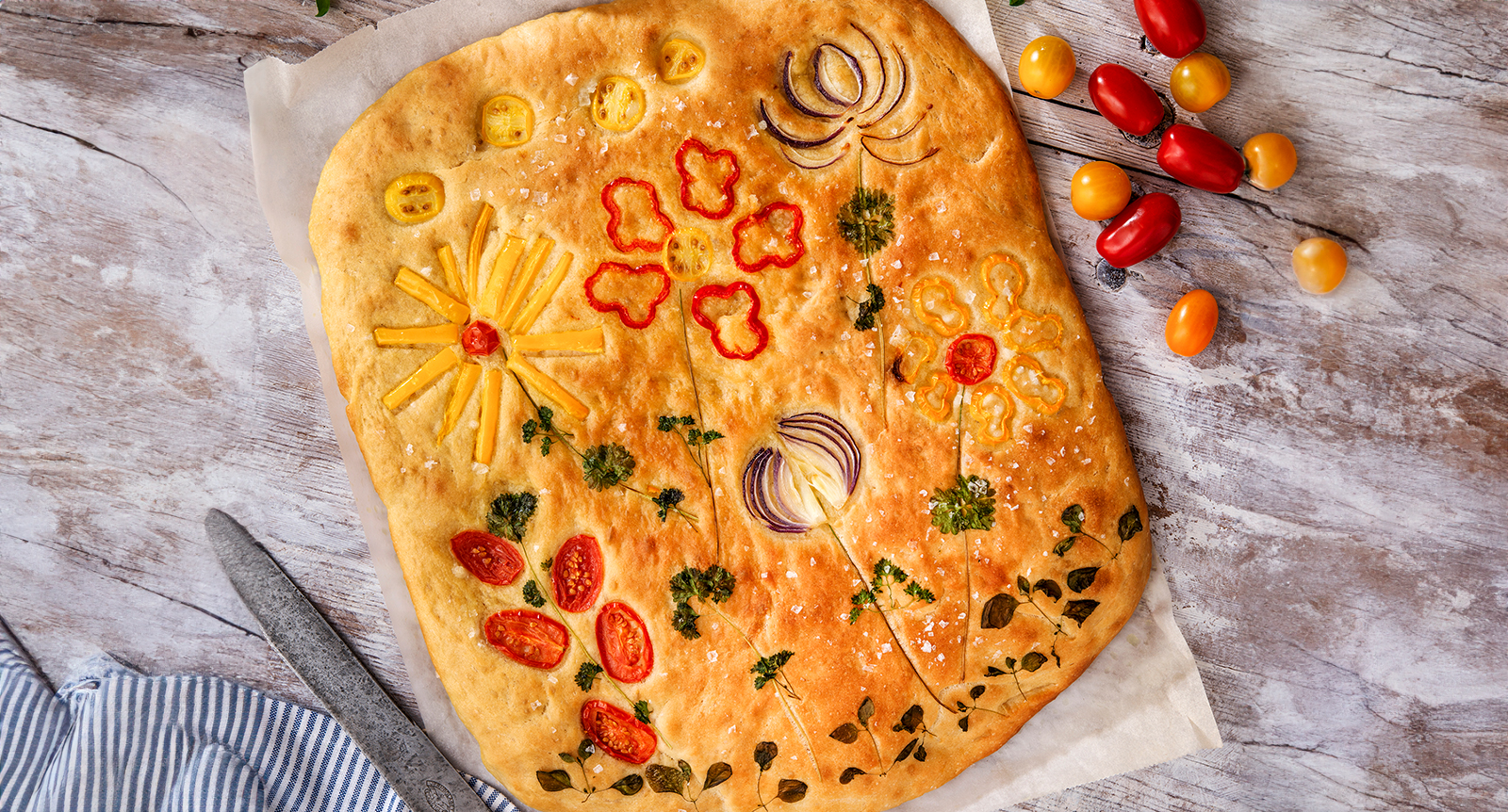 Focaccia med blomstrande grönsaksdekor