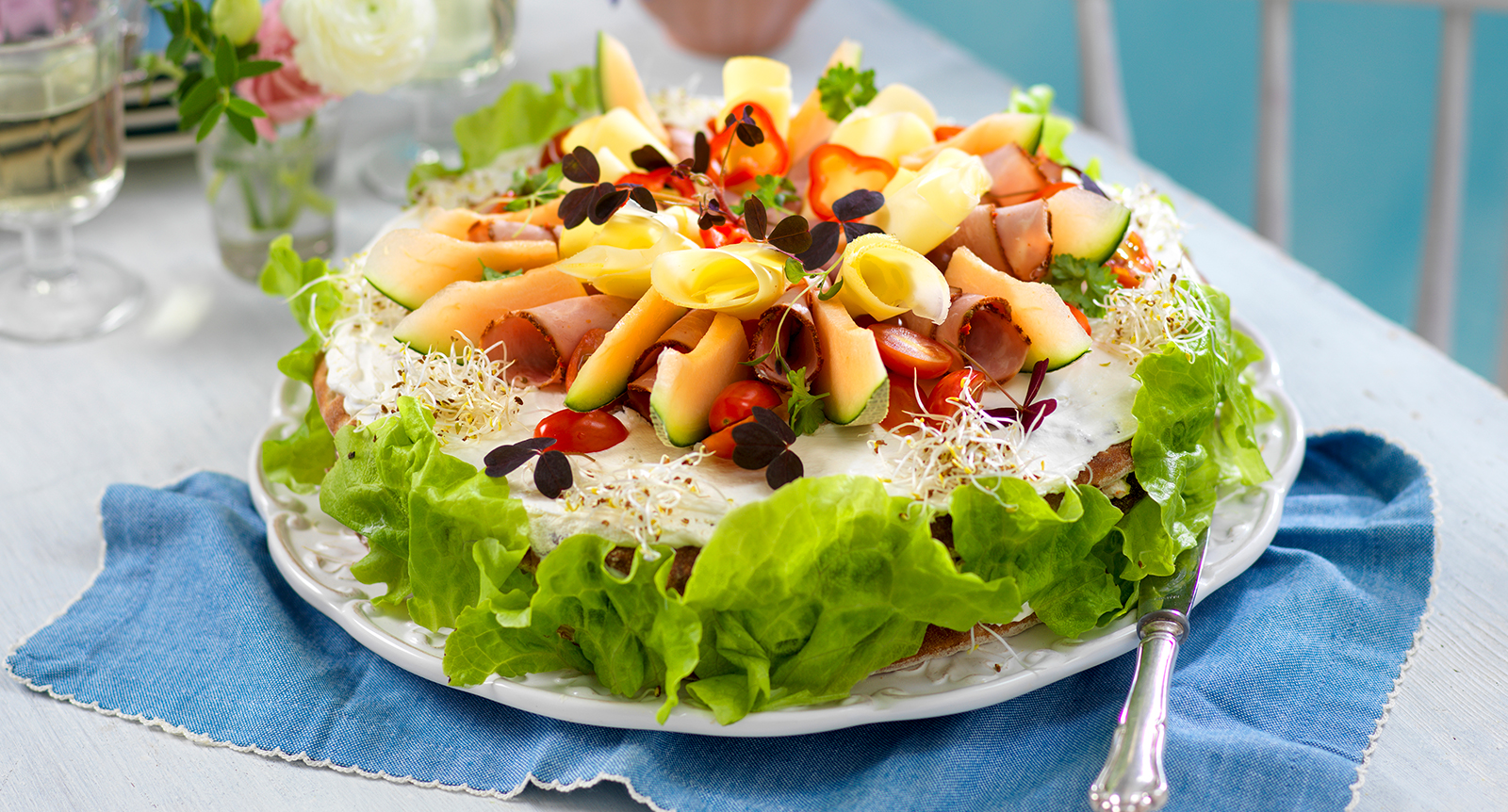 Smörgåstårta med kyckling, bacon och pastrami