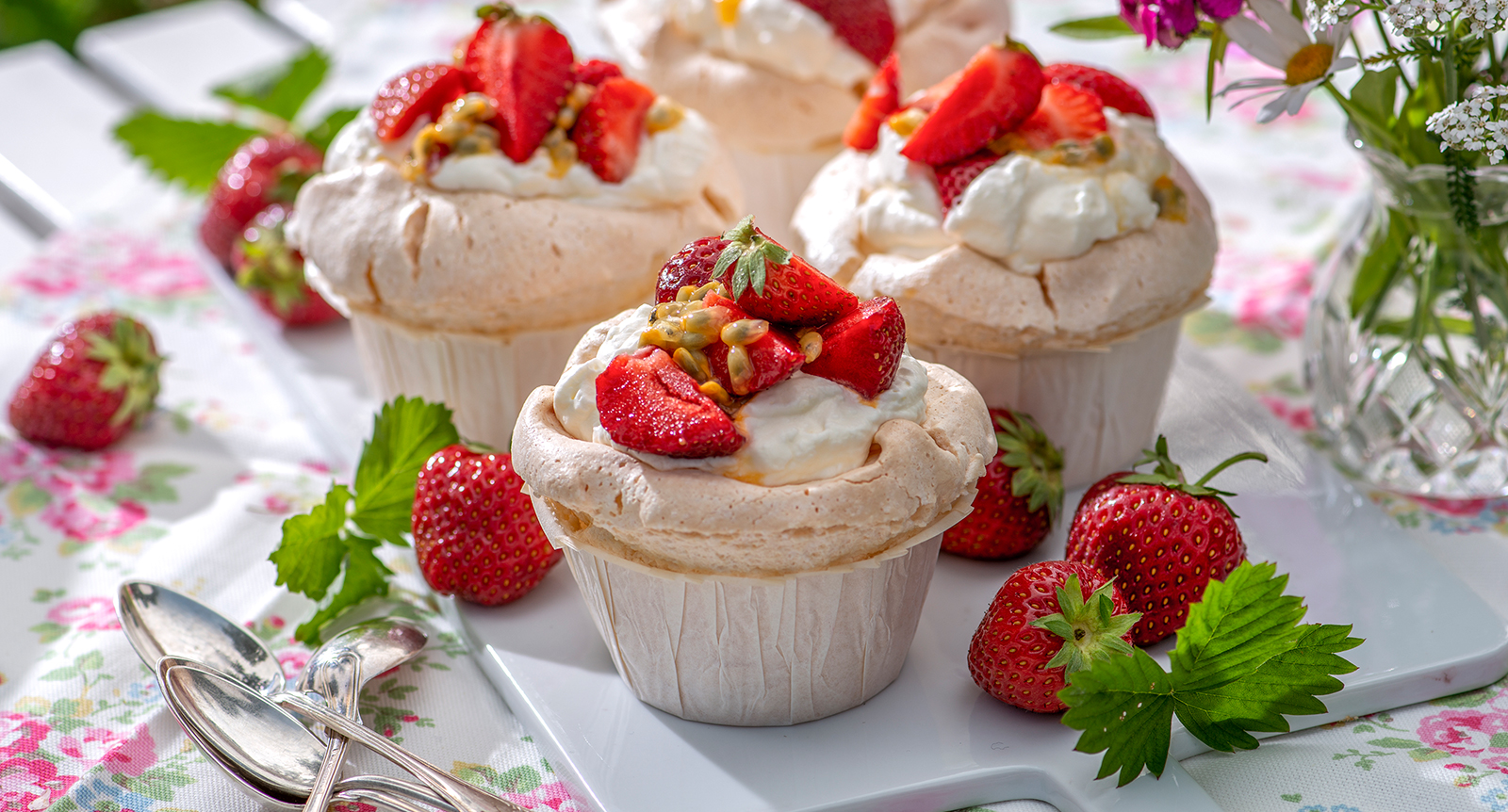 Maränggrottor med jordgubbar