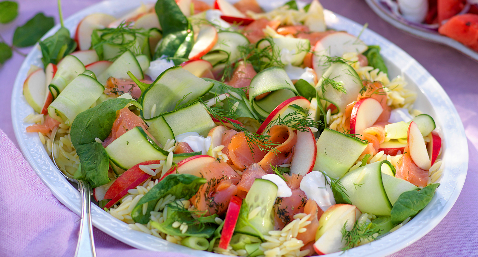 Pastasallad med gravad lax och pepparrotskräm