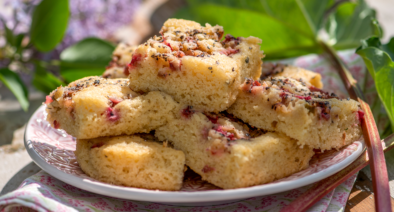 Mjuka rabarberrutor med kardemumma