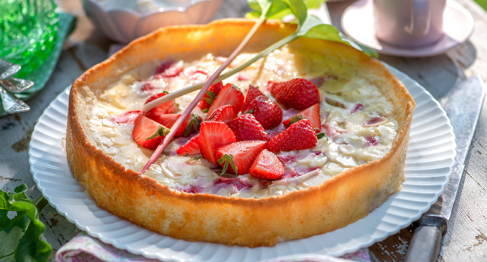 Vit kladdkaka med rabarber och jordgubbar