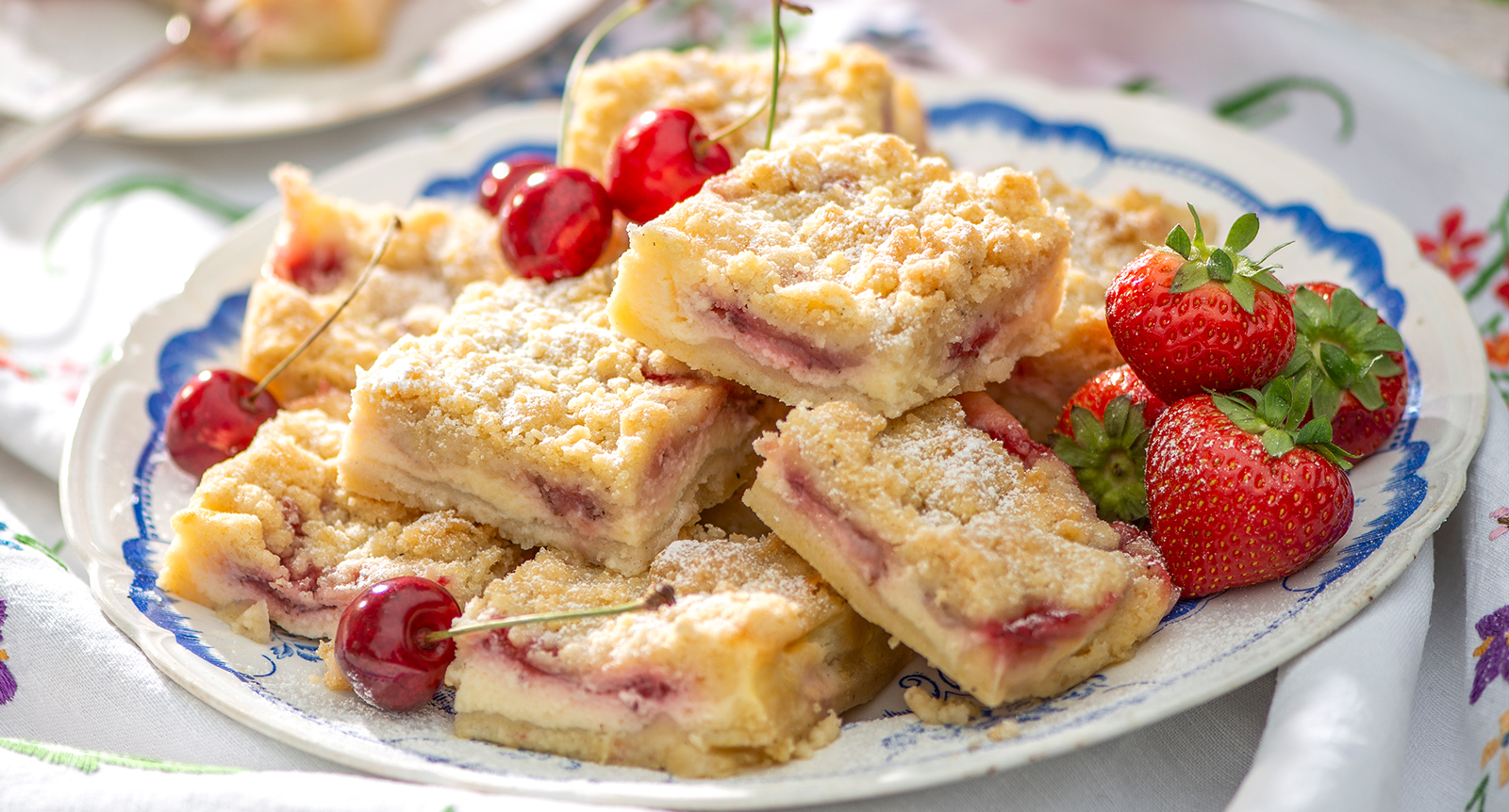 Långpannekaka med jordgubbar och smuldegstopp