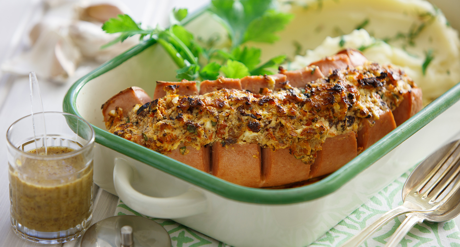 Fylld falukorv och potatismos med rostad vitlök