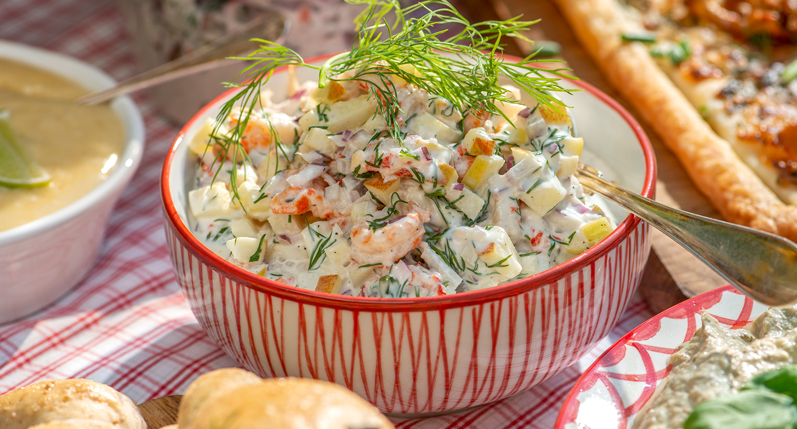 Kräftröra med dill, rödlök och äpple