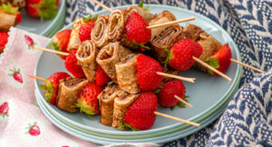 Pannkaksspett med jordgubbar och chokladsås