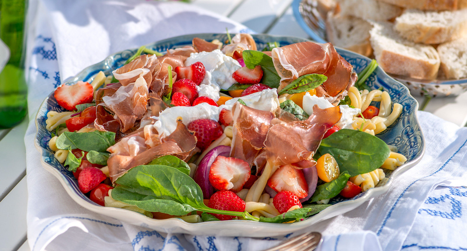 Italiensk sallad med burrata och jordgubbar