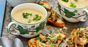 Kantarellsoppa med surdegsbruschetta