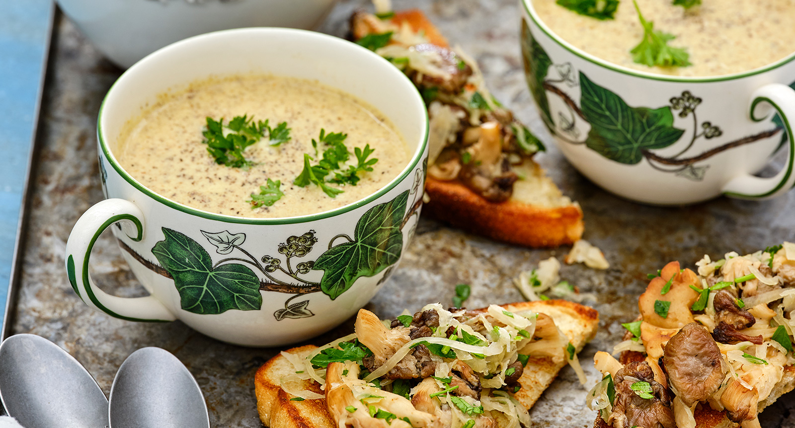 Kantarellsoppa med surdegsbruschetta