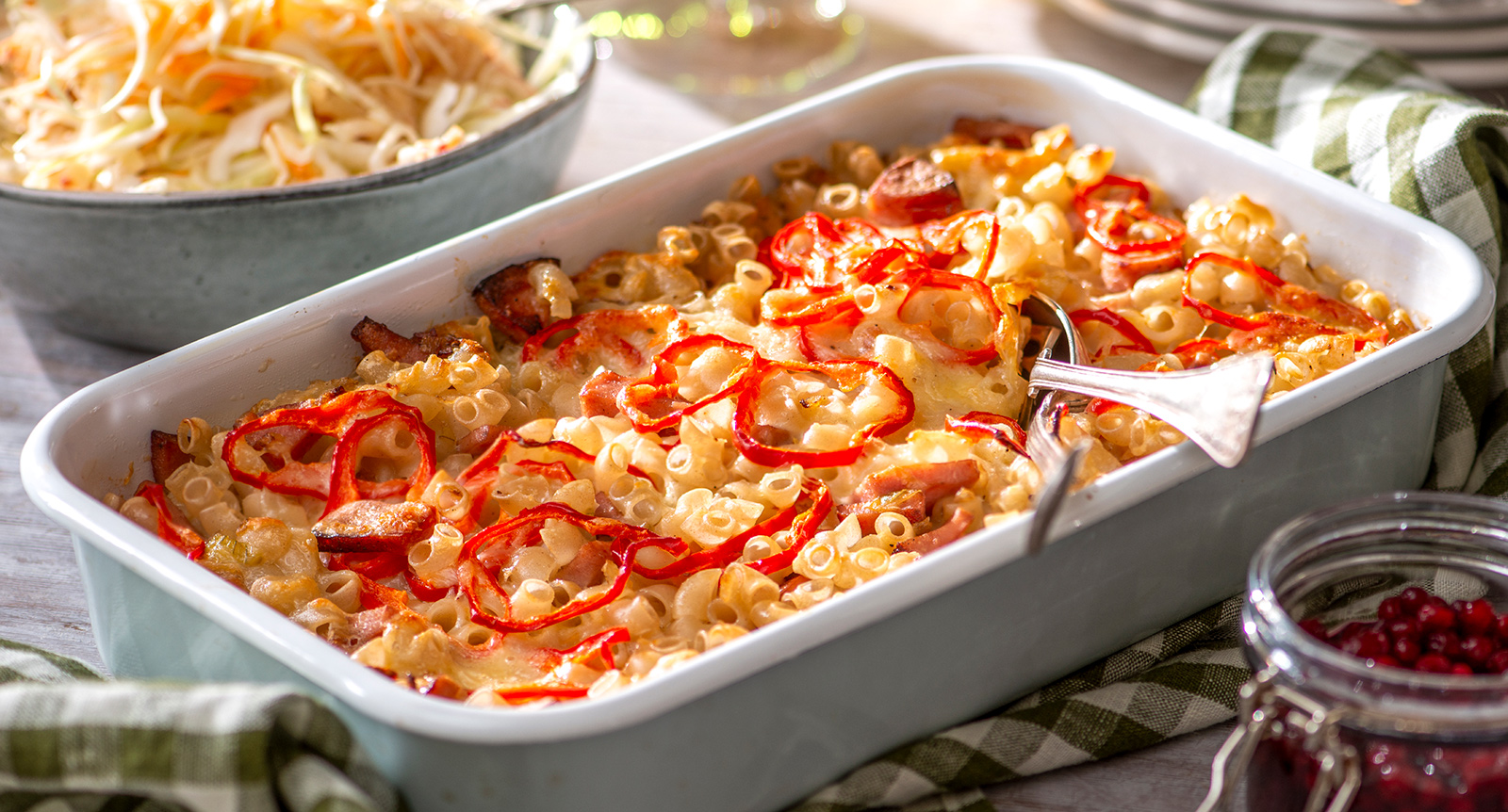 Makaronilåda med falukorv och paprika