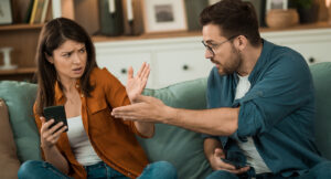 Lina: Min partner blir galen av svartsjuka