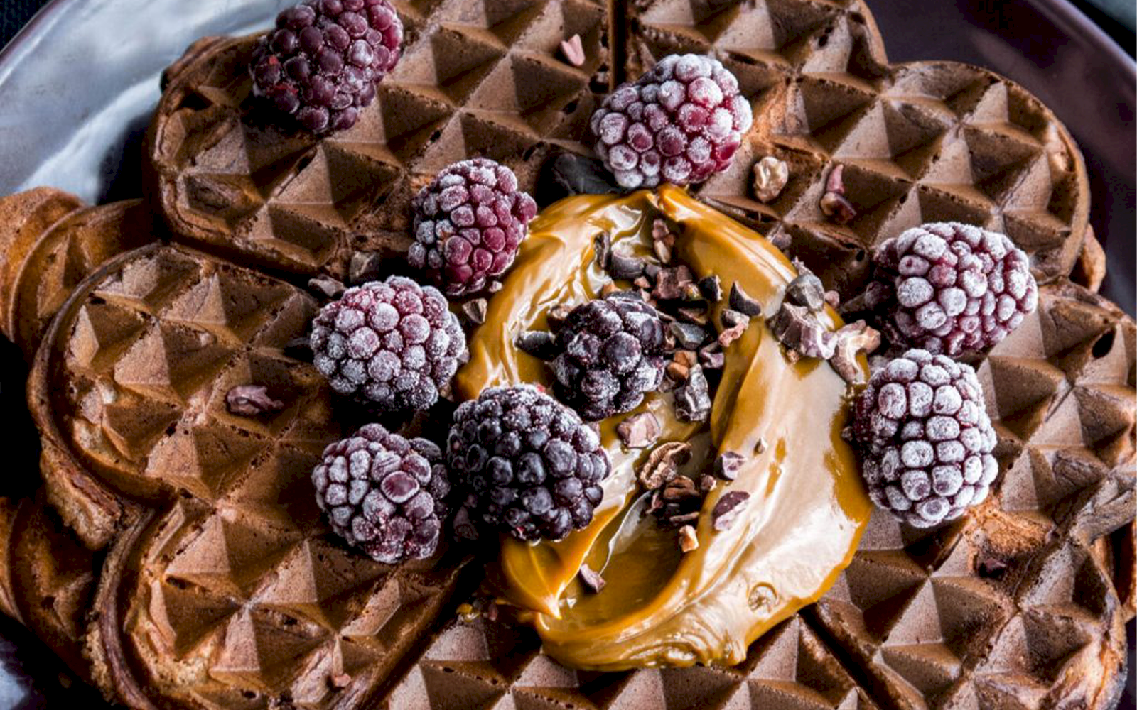 Kakaovåfflor med kolasås