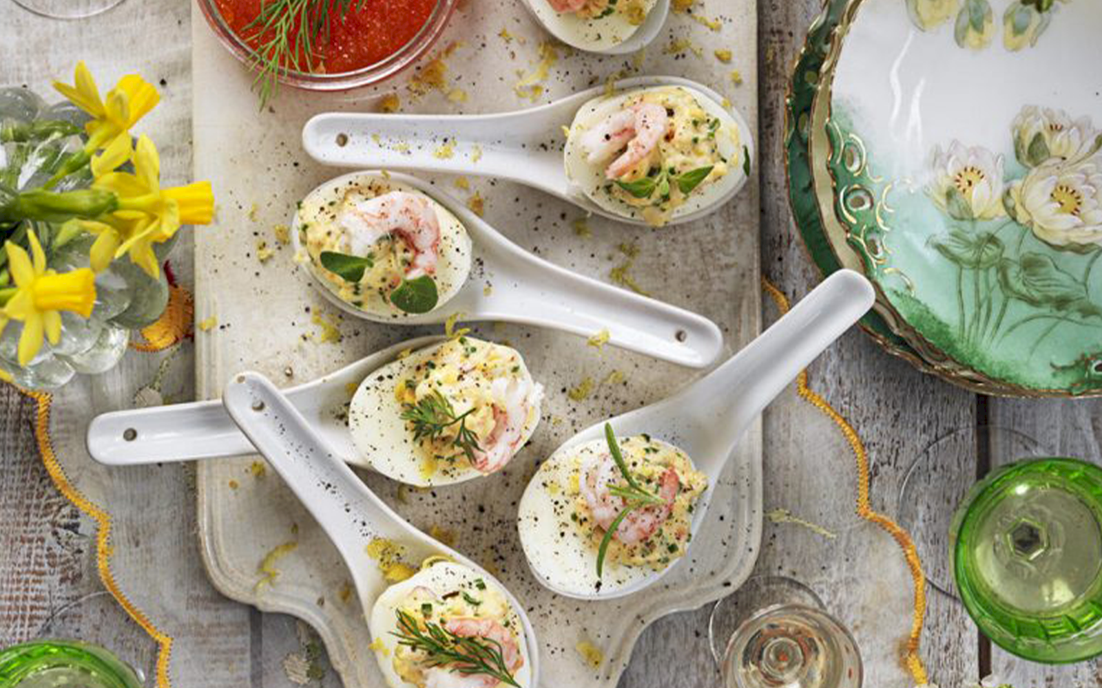 Fyllda ägg med räkor