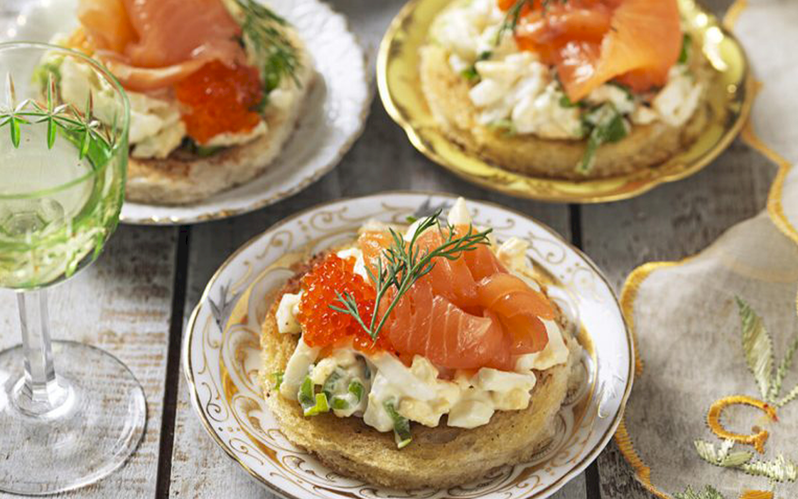 Laxkanapéer med äggsallad