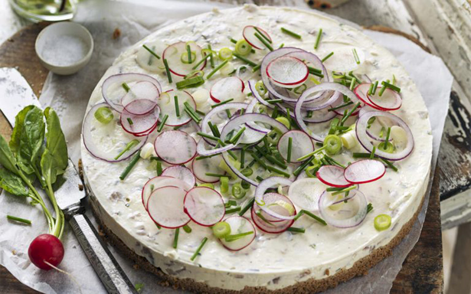 Matjestårta med gräslök och rädisor